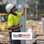 El artículo 184 del Código del Trabajo establece el deber general del empleador de adoptar todas las medidas necesarias para proteger eficazmente la vida y salud de las personas trabajadoras, implementando condiciones adecuadas de higiene y seguridad en la faena. Ella incluye la identificación y control de riesgos físicos como el calor extremo.